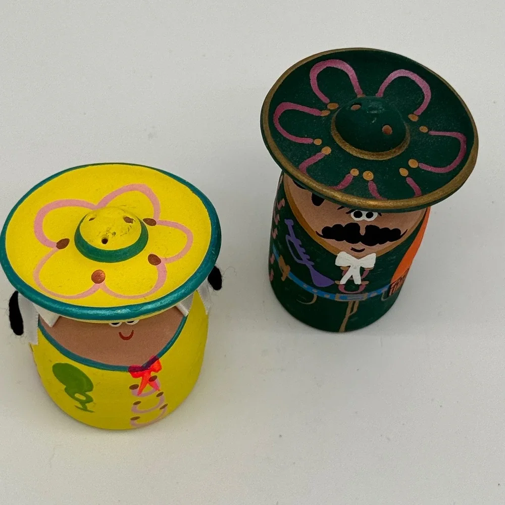 Vintage Hand Painted Mexican Folk Art Clay Mariachi Couple Salt Pepper Shakers